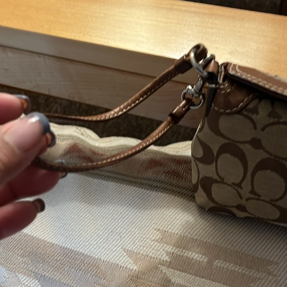 Rare top twist lock coach wristlet - Picture 3 of 8